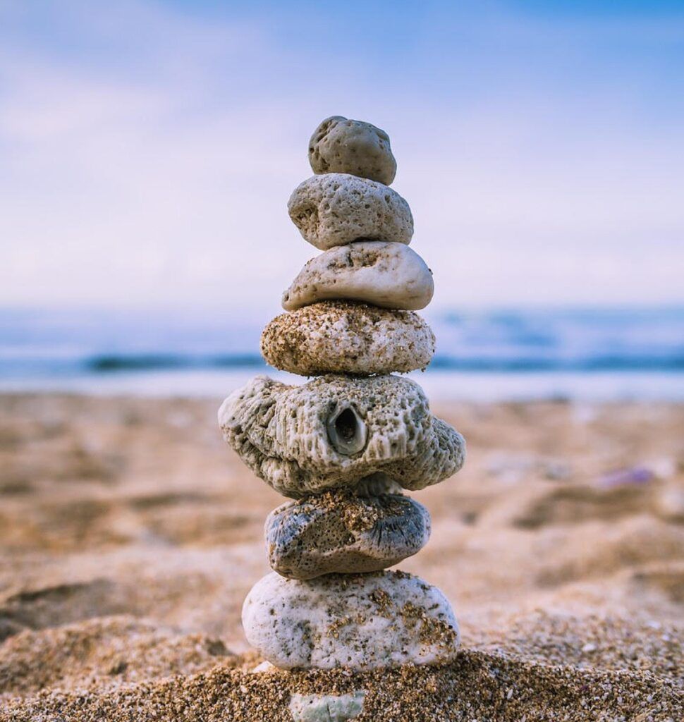 Piedras en equilibrio en la playa Busca Tu Bienestar